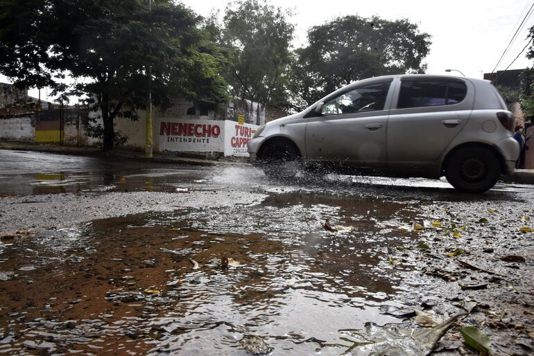 Sobre la calle Vicepresidente Sánchez y Teodoro S. Mongelós el agua recorre libremente.