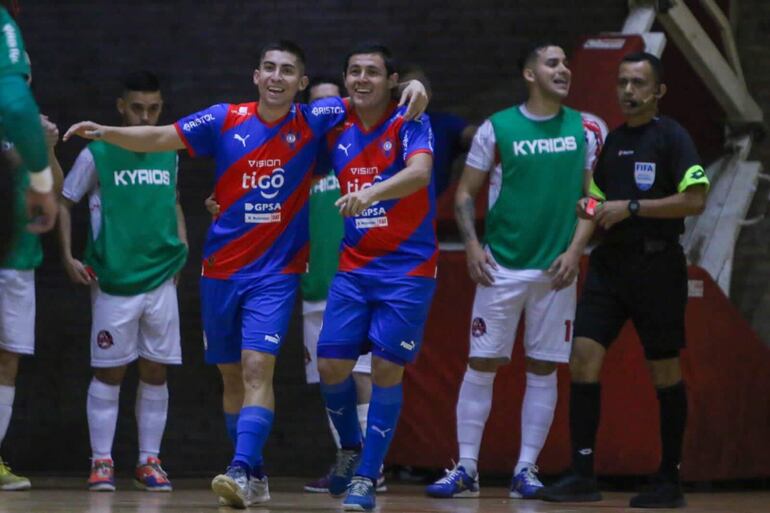 Diego Poggi y Jorge Espinoza, los goleadores azulgranas del juego de vuelta contra Afemec, que culminó con paridad 2-2.