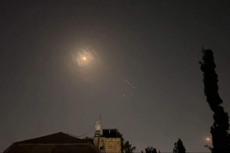 Este video tomado de AFPTV tomado el 14 de abril de 2024 muestra explosiones iluminando el cielo de Jerusalén durante el ataque iraní a Israel.