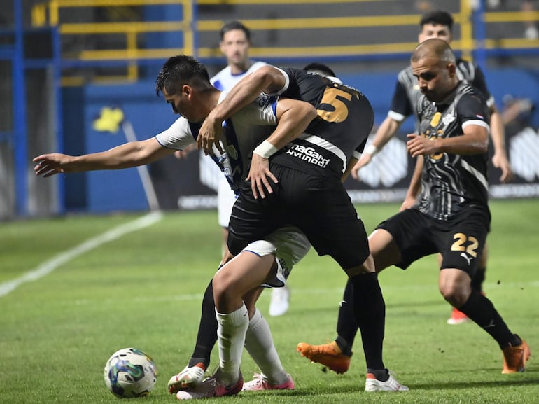 Los jugadores de Libertad pelean por el balón en un partido frente a Sportivo Ameliano por la sexta fecha del torneo Clausura 2024 del fútbol paraguayo en el estadio Martín Torres, en Asunción.