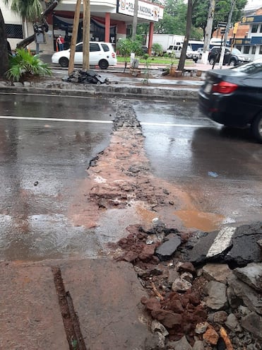 Así quedó la calle recién recapada por la Municipalidad de Asunción, luego de que Essap decidiera arreglar cañerías sin consultar.