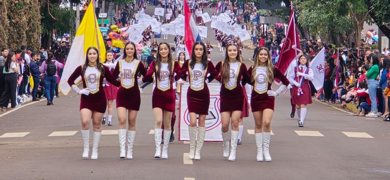 Colorido desfile en homenaje a los 51 años de Saltos del Guairá.