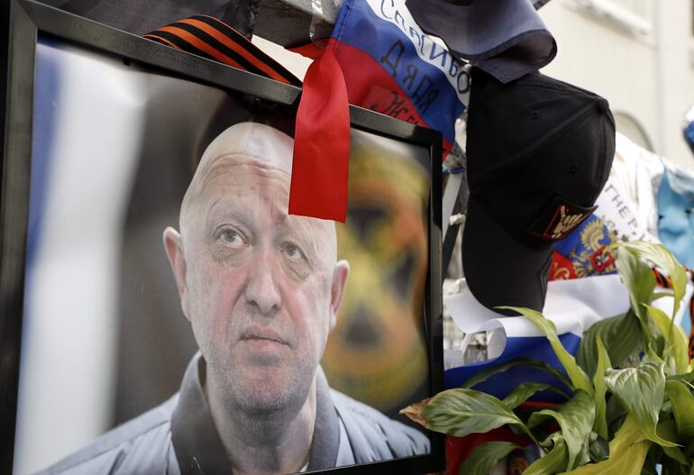 Un retrato del jefe del Grupo Wagner, Yevgeny Prigozhin, en su memoria en Moscú, el 28 de agosto de 2023. El avión en el que viajaba Prigozhin se estrelló el pasado miércoles en el oeste de Rusia. 