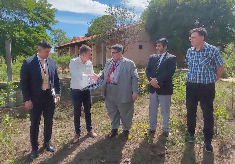 Por parte de la Senabico, recibieron la entrega de los inmuebles del juez Carlos Mendoza (de traje gris) el director jurídico, Gonzalo García Zúñiga, y el doctor Omar Parra, con el respaldo del actuario judicial Cristian Martin.