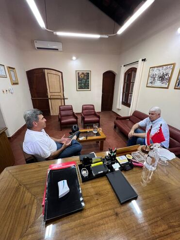 Reunión entre Arnoldo Wiens y el diputado de Cordillera Roberto González.