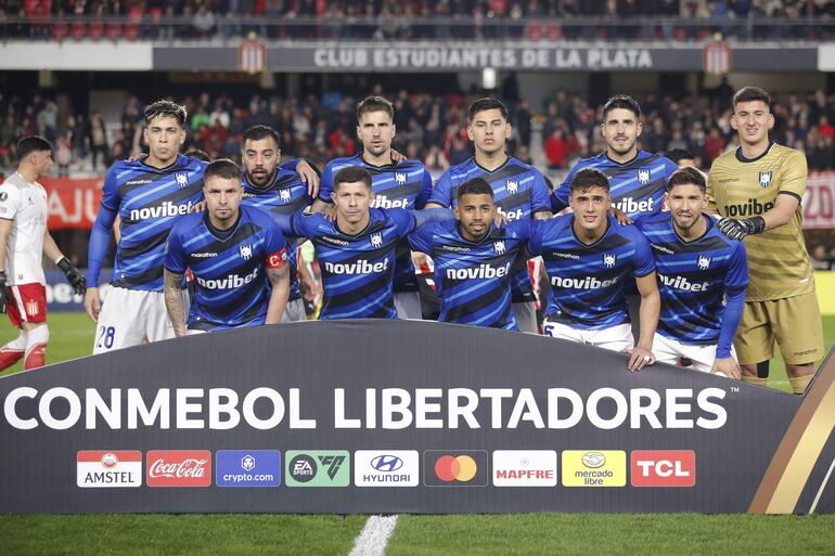 AMDEP2565. LA PLATA (ARGENTINA), 29/05/2024.- Jugadores de Huachipato posan este miércoles, en un partido de la fase de grupos de la Copa Libertadores entre Estudiantes y Huachipato en el estadio Jorge Luis Hirschi en La Plata (Argentina). EFE/ Demián Alday Estevez
