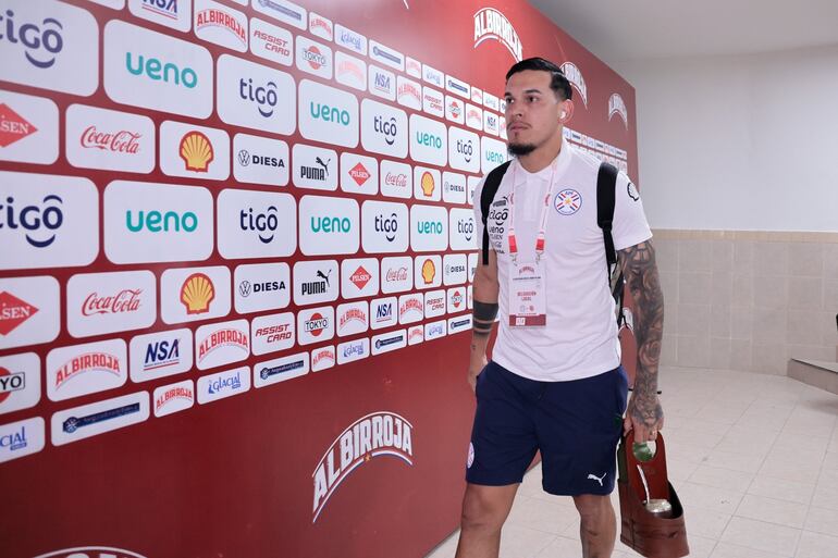 Gustavo Gómez, jugador de la selección paraguaya, durante la llegada de la delegación al estadio Defensores del Chaco para el partido frente a Colombia por las Eliminatorias Sudamericanas al Mundial 2026.