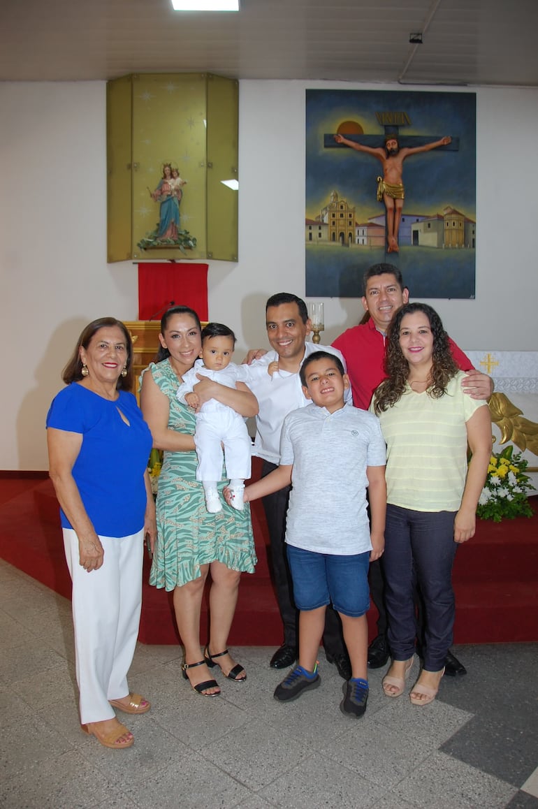 El tierno Matías rodeado de sus padres, su hermanito, su abuela Gladys y sus tíos Rossana y Jerónimo. (Gentileza)