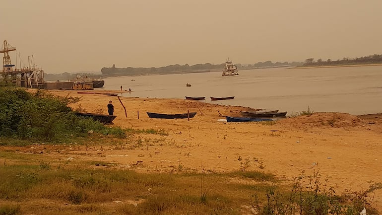 La crítica bajante del río Paraguay ya preocupa a los pescadores y vendedores de pescados de la zona de San Antonio.