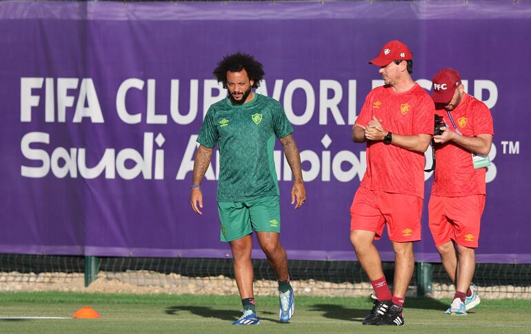 Jeddah (Saudi Arabia), 14/12/2023.- Fluminense head coach Fernando Diniz (C) and player Marcelo (L) during a training session of the team in Jeddah, Saudi Arabia, 14 December 2023. Fluminense FC will play a FIFA Club World Cup semi final match on 18 December 2023. (Mundial de Fútbol, Arabia Saudita) EFE/EPA/ALI HAIDER
