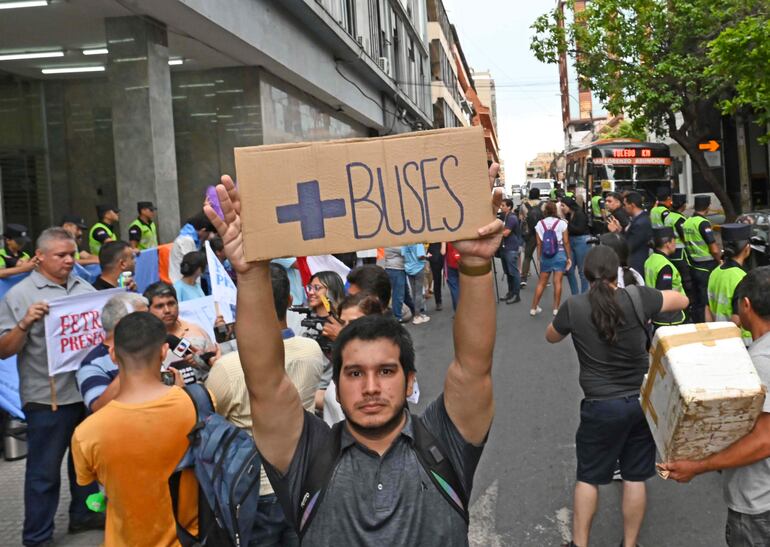 Integrantes de Opama exigen un mejor servicio del transporte público.