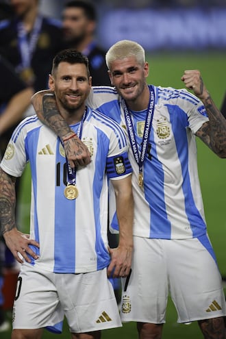 Miami Gardens (United States), 15/07/2024.- Argentina's Lionel Messi and Rodrigo De Paul react after the CONMEBOL Copa America 2024 final against Colombia, in Miami Gardens, Florida, USA, 14 July 2024. Argentina won 1-0 after a goal by Lautaro Martinez in extra time. EFE/EPA/CJ GUNTHER
