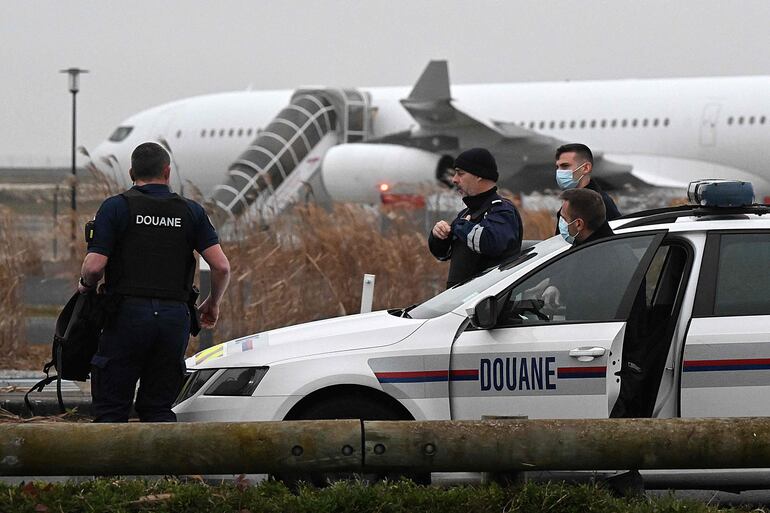 Un avión con 303 pasajeros de nacionalidad india retenido el jueves durante una escala en Francia por sospechas de un caso masivo de tráfico de personas vía Nicaragua despegó este lunes rumbo a Bombay (India), informaron las autoridades francesas.