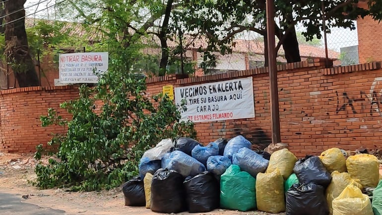 Los vecinos se encargan de limpiar la calle y colocar carteles. La comuna no limpia ni multa a quienes tirar basura en el sitio.