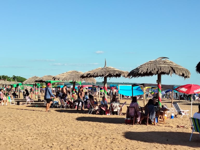 Playa Tacuary de Carmen del Paraná.