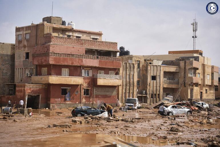 Destrozos en la ciudad de Derna, la más afectada por las lluvias torrenciales que han dejado por el momento unas 2.400 víctimas mortales y 10.000 desaparecidos, según la Federación de la Cruz Roja. 
