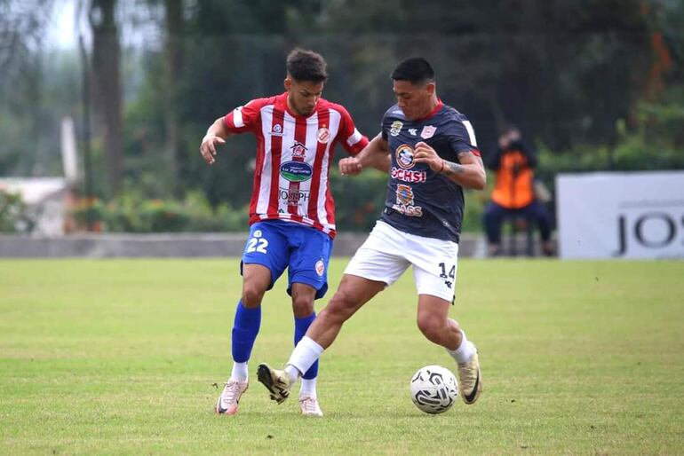 El lateral izquierdo rayadito Joel Jiménez intenta proteger el balón  ante César Salinas. (Foto: APF)