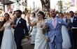 Las parejas de recién casados ​​desfilan por las calles después de casarse durante una ceremonia tradicional, denominada las 'Bodas de 'San Antonio' en la Catedral de Lisboa, Portugal.