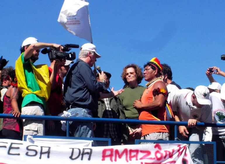 James Cameron y Sigourney Weaver con el cacique Luiz Xipaia apoyando la lucha de los kayapó contra el megaproyecto de Belo Monte, del segundo gobierno de Lula, Brasilia, 12 de abril de 2010.