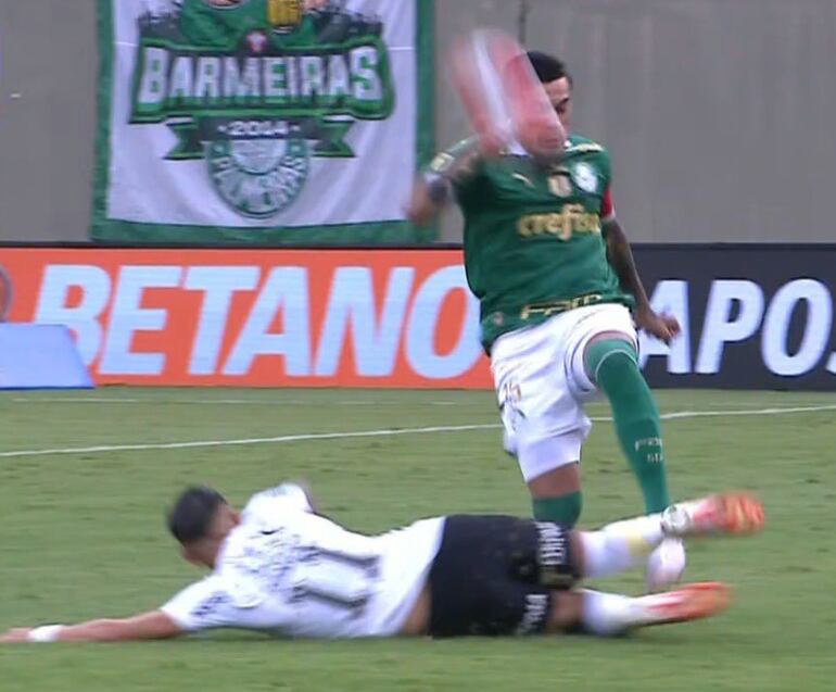 Momento de la falta de Ángel Romero (acostado), jugador del Corinthians, a Gustavo Gómez, futbolista del Palmeiras, en un partido por el Estadual Paulista.