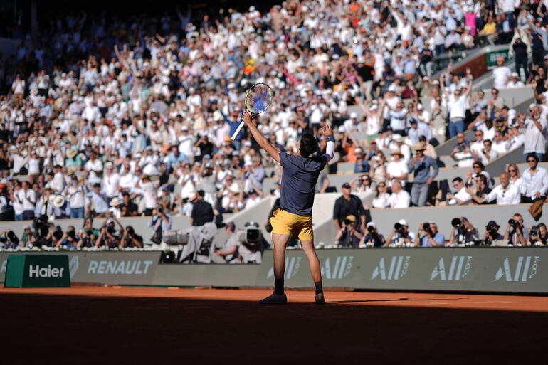 El español Carlos Alcaraz festeja la victoria en semifinales y clasificación a la final del Roland Garros 2024.