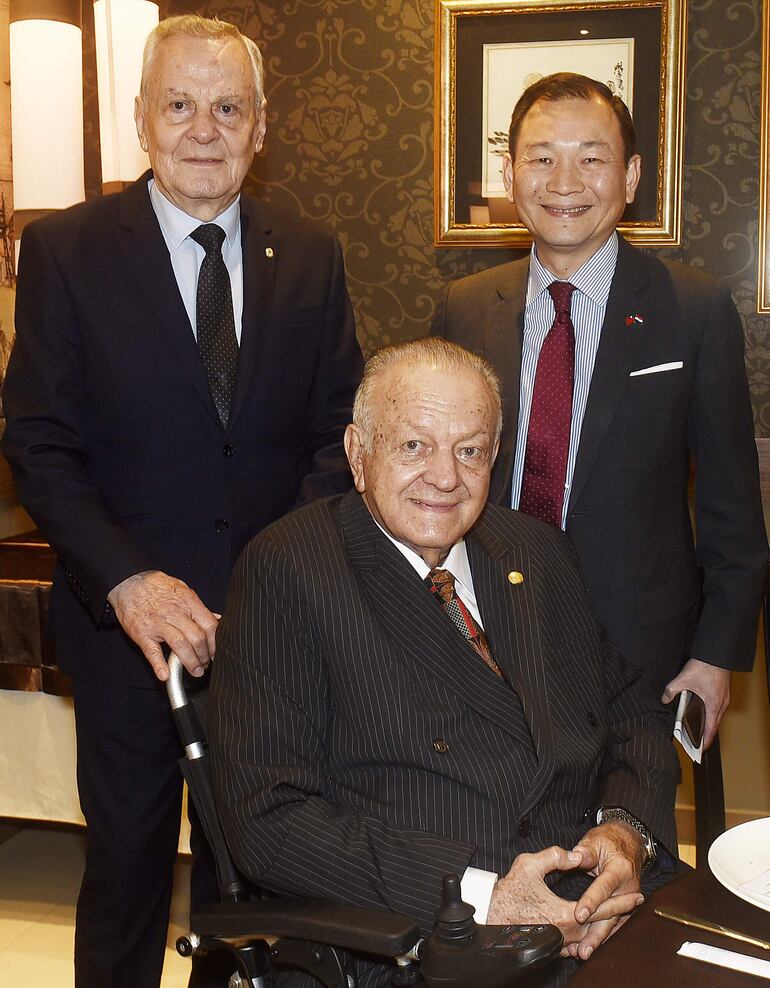 Juan José  Benítez Rickmann, Presidente de la Asociación Paraguaya China de Amistad y Cooperación, Juan Carlos Wasmosy y el embajador de la República de China (Taiwán) José Han.