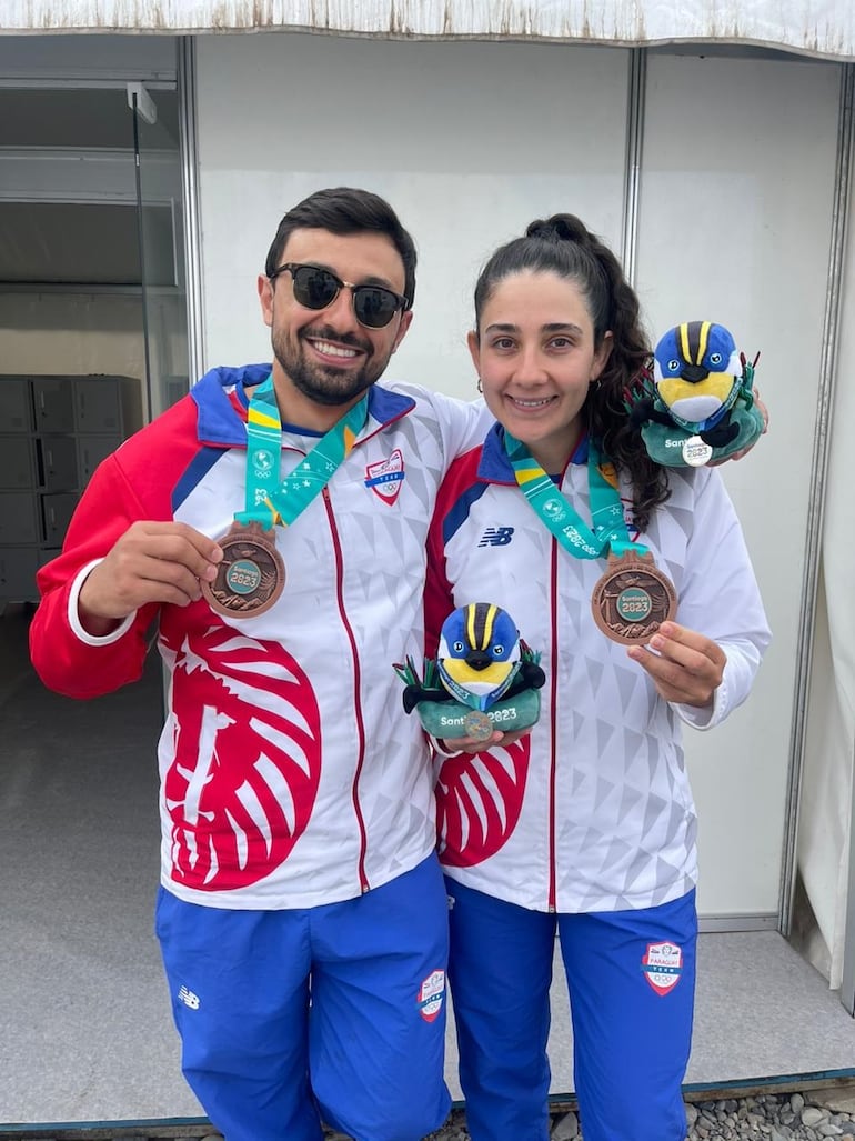 Leonardo Curcel (29 años) y Ana Paula Fernandes (26) sonrientes festejan con sus medallas.