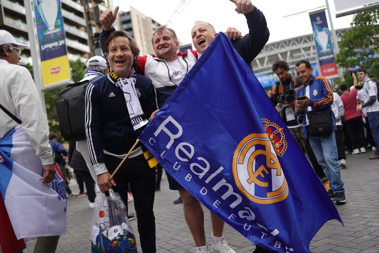 Los aficionados en los alrededores del estadio de Wembley antes de la final de la Champions League entre el Borussia Dortmund y el Real Madrid en Londres. 