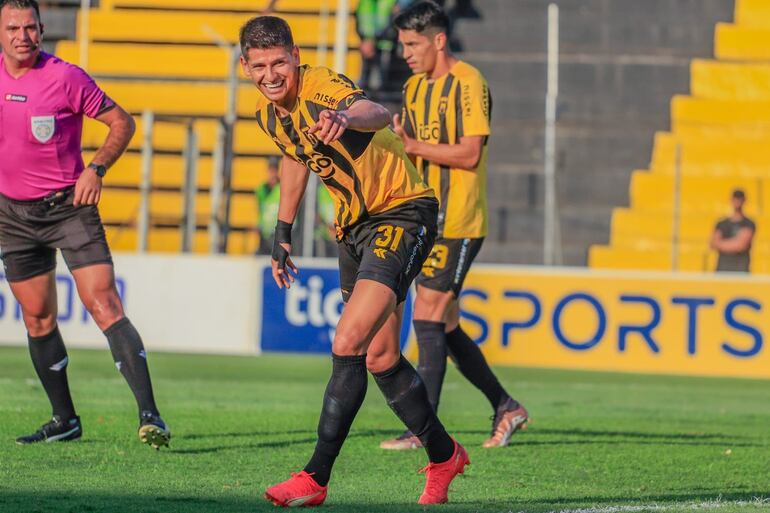 Facundo Barceló, jugador de Guaraní, celebrando su tanto ante Valois Rivarola.