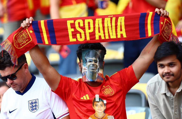 Un hincha español en el Olímpico de Berlín a la espera de la final de la Eurocopa 2024 entre España e Inglaterra. 