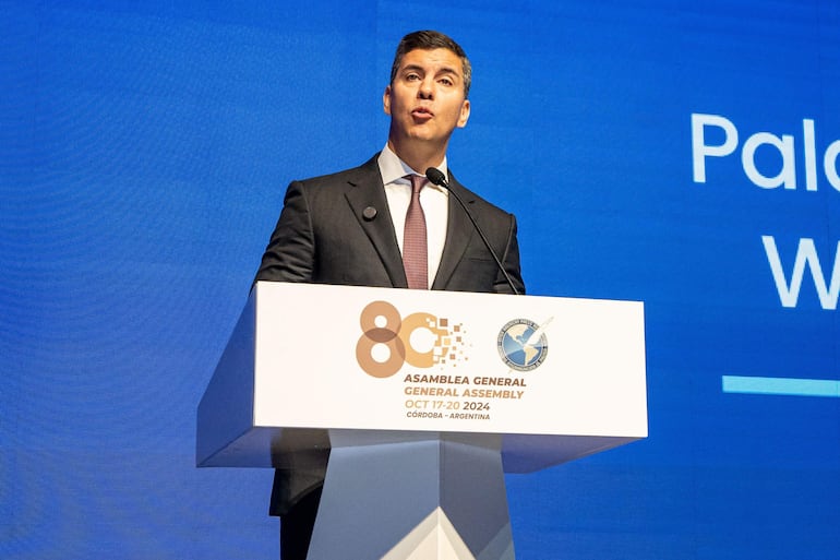 El presidente de Paraguay, Santiago Peña, hablando durante la apertura de la 80 Asamblea de la Sociedad Interamericana de Prensa (SIP),en octubre del 2024, en Córdoba (Argentina). EFE/ Presidencia De Paraguay (foto de archivo).