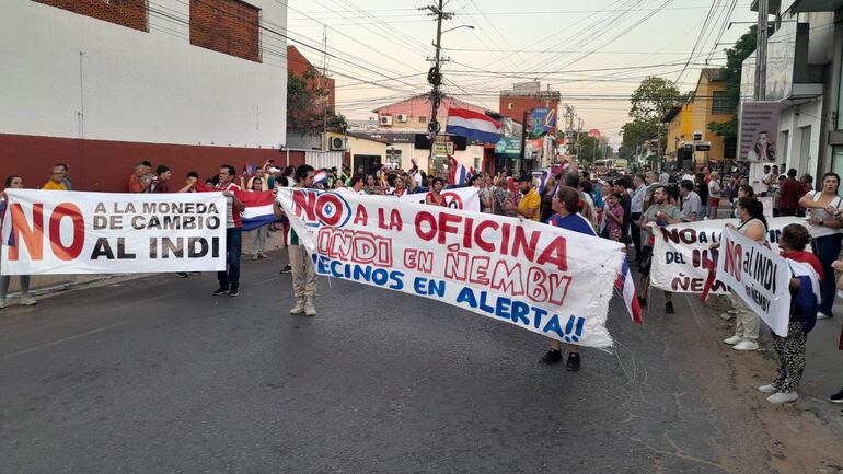 Vecinos de Ñemby en protesta contra la mudanza de oficinas del Indi a esta ciudad.