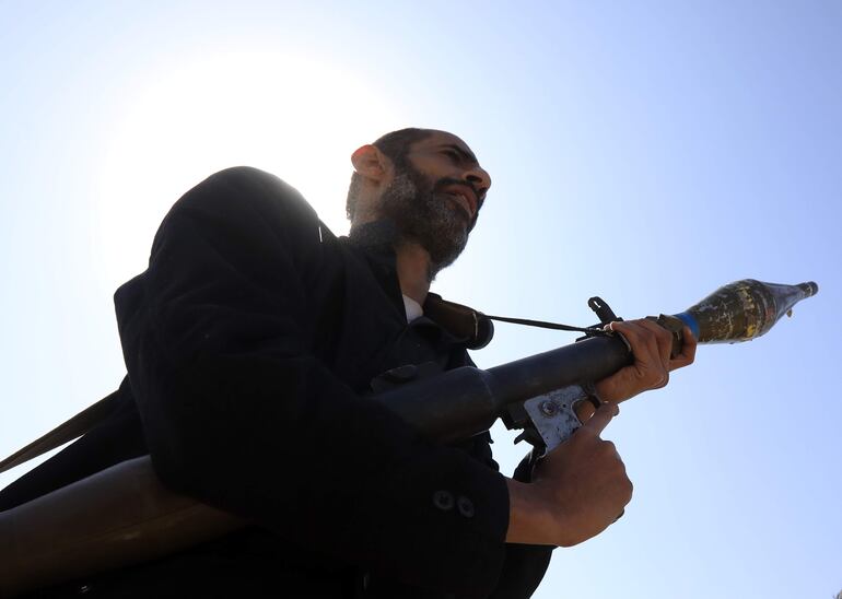 Un combatiente leal a los hutíes con un lanzacohetes durante una manifestación contra Estados Unidos en Saná, Yemen, el pasado lunes.