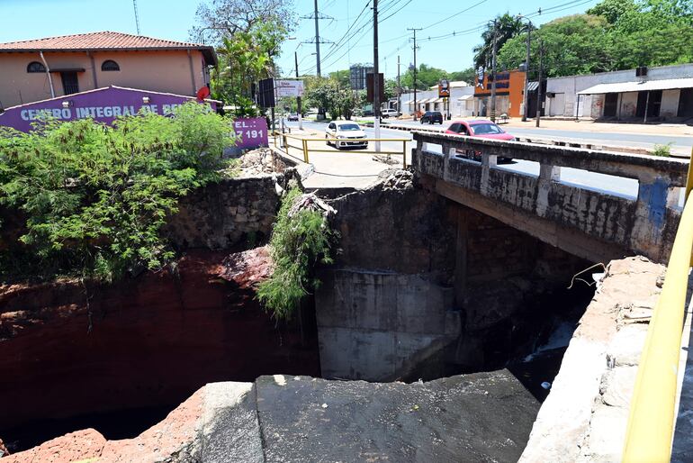 Desde el otro lado del puente se puede ver la falta de seguridad.