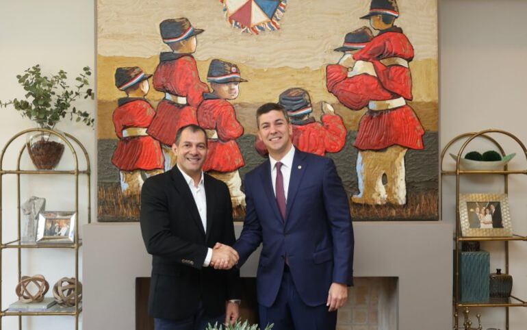 Carlos Giménez, titular del MAG y exgobernador de San Pedro, con el presidente Santiago Peña.