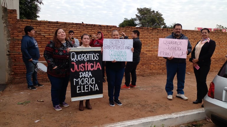 Familiares y amigos de la víctima de un supuesto caso de feminicidio se presentó frente al juzgado de Fernando de la Mora en apoyo a la víctima.