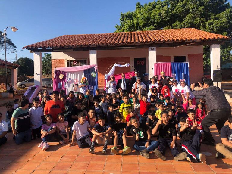 Alumnos de 10 escuelas de Ñemby festejaron el Día del Niño con los personajes del Chavo del 8, representados por funcionarios de la supervisión de la zona.