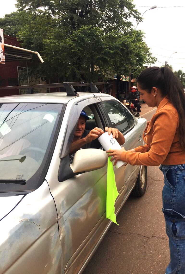 Los voluntarios salieron a juntar la donación de automovilistas y motociclistas.