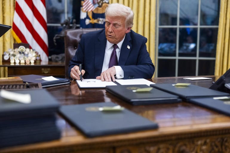 El presidente de Estados Unidos, Donald Trump, firma numerosas órdenes ejecutivas.