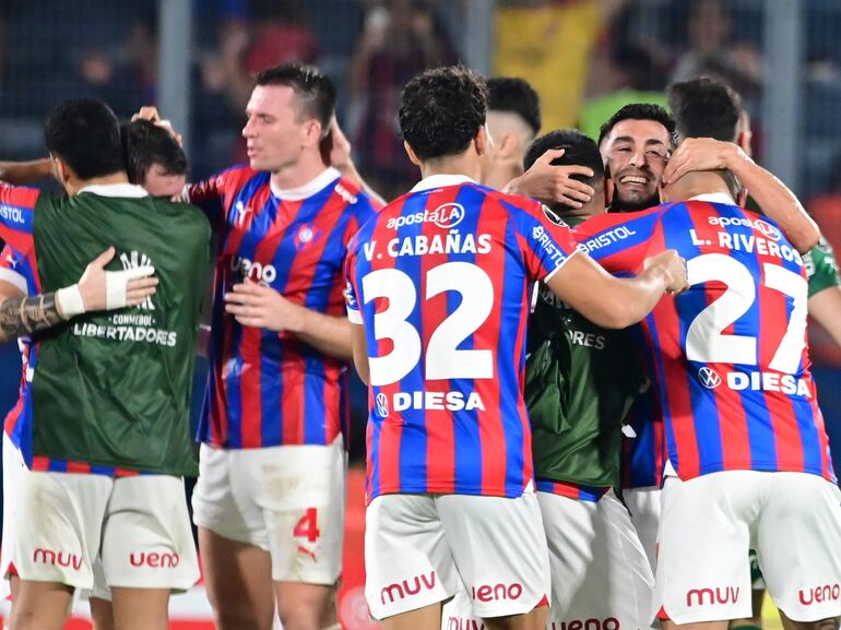 Los jugadores de Cerro Porteño festejan la victoria en un partido ante Alianza Lima por la fase de grupos de la Copa Libertadores 2024 en el estadio La Nueva Olla, en Asunción.