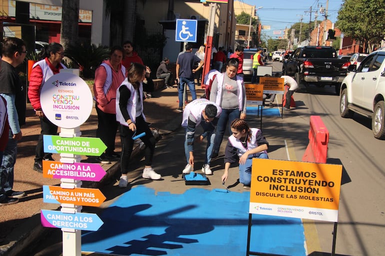 Los voluntarios de Teletón realizaron varias acciones de accesibilidad en todo el país, construcción de un montón de rampas a nivel país y muchísimos talleres, en el marco de Construyendo Inclusión.