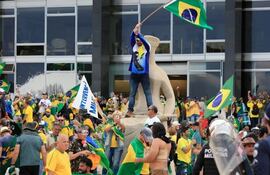 Seguidores de Jair Bolsonaro a las afueras del palacio de Planalto, en Brasilia, el domingo 8 de enero de 2023 (Sergio Lima - AFP)