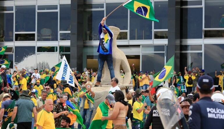 Seguidores de Jair Bolsonaro a las afueras del palacio de Planalto, en Brasilia, el domingo 8 de enero de 2023 (Sergio Lima - AFP)