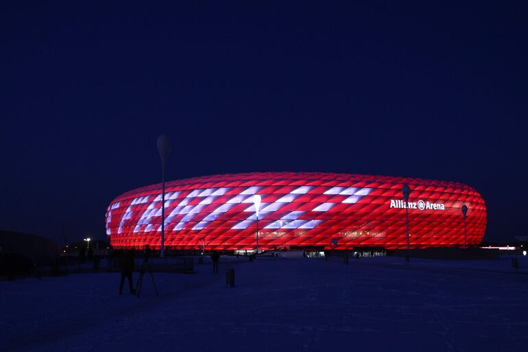 El estadio Allianz Arena de Munich es iluminada con la palabra "Danke Franz" (Gracias Franz), en homenaje al Káiser Beckenbauer, fallecido el domingo pasado.