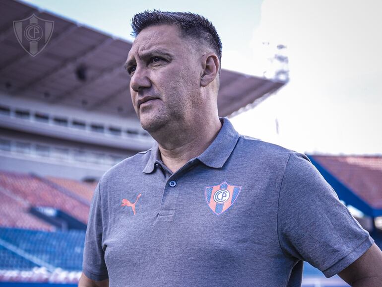 La presentación de Gustavo Sotelo como entrenador de Cerro Porteño Femenino.