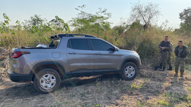 Delincuentes abandonan camioneta de la marca Fiat, utilizada para salto a familia de Luis Urbieta.