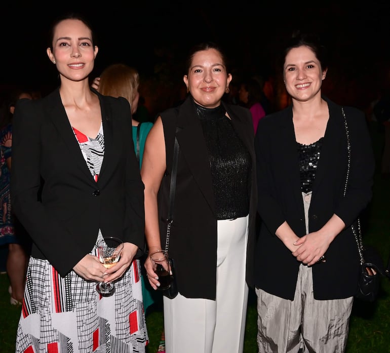 Antonella Albertini, Alicia Pomata y Adriana Ortiz, ministra de Cultura. 