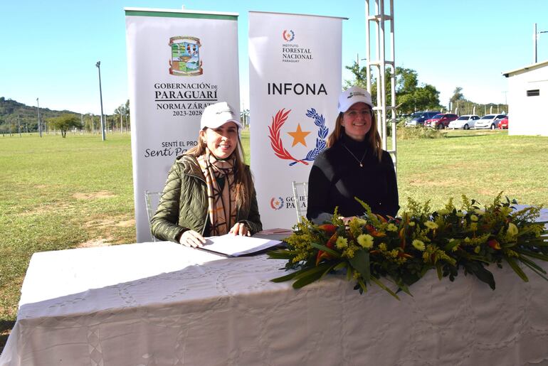 La gobernadora Norma Zárate de Monges (ANR) firmó convenio con la presidenta del Infona, Cristina Goralewski.