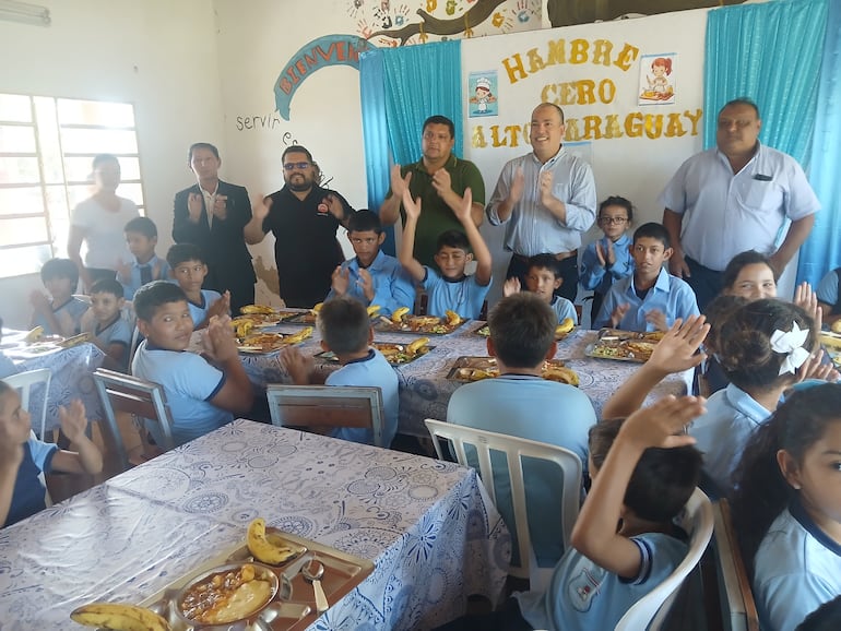 El gobernador Arturo Méndez y concejales durante el acto central de apertura del almuerzo escolar en el primer día de clases.