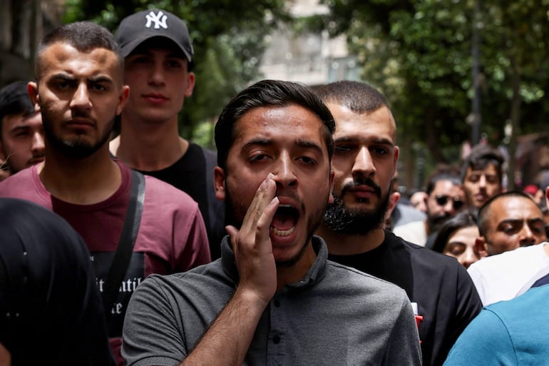 La gente corea consignas durante una manifestación en Ramallah, en la ocupada Cisjordania, el 27 de mayo de 2024, para protestar por un ataque israelí nocturno contra un campamento para palestinos desplazados internos en Rafah, en la Franja de Gaza.